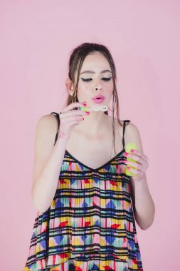 Kabarcık üfleyici el moda modeli.