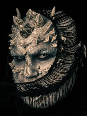 Şeytan siyah izole eşarp ile yüz gizleme