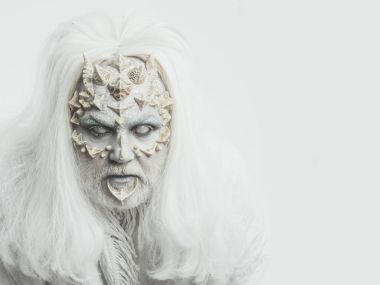 adam sakal ve dikenler üzerinde yüz makyaj vardır