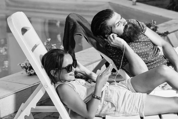 Chica y hombre en la piscina — Foto de Stock