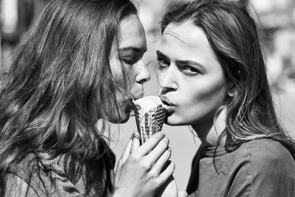 Pár dívek jíst zmrzlinu — Stock fotografie