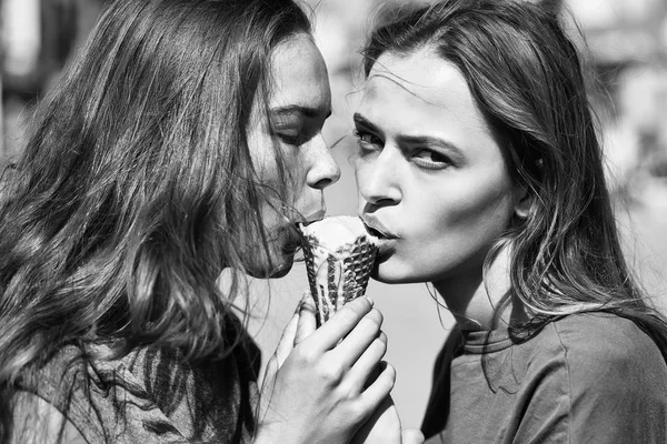 Pareja de chicas comiendo helado — Foto de Stock