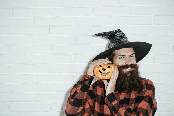 Hipster Halloween con barba sorridente in cappello da mago — Foto Stock
