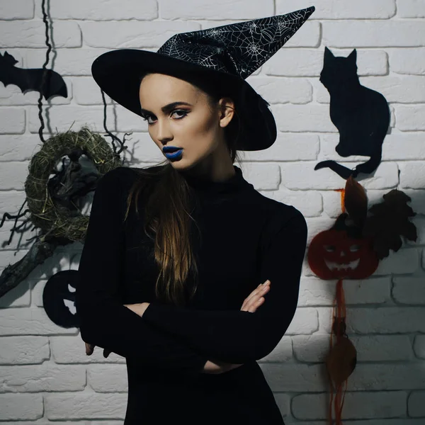 Cadılar Bayramı kız cadı şapka ve siyah elbise poz