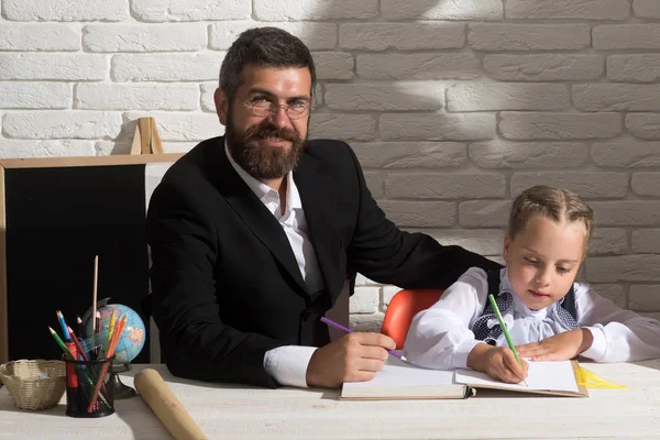 Kız ve baba beyaz tuğla zemin üzerine sınıfta