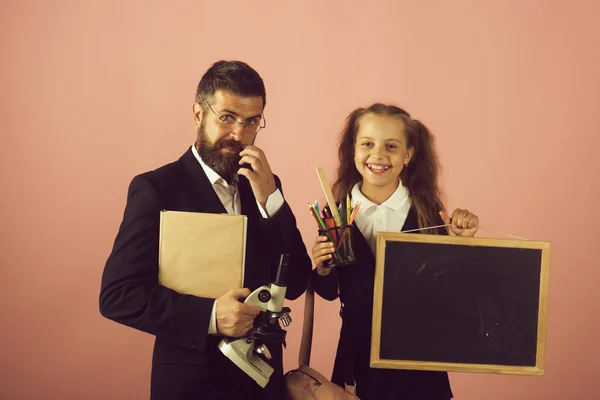 Hombres y mujeres en uniforme escolar. Concepto de educación en el hogar —  Fotos de Stock