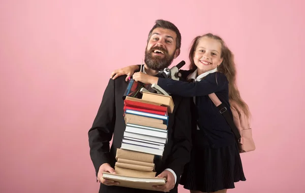 Meisje in school uniform en bebaarde man in pak — Stockfoto