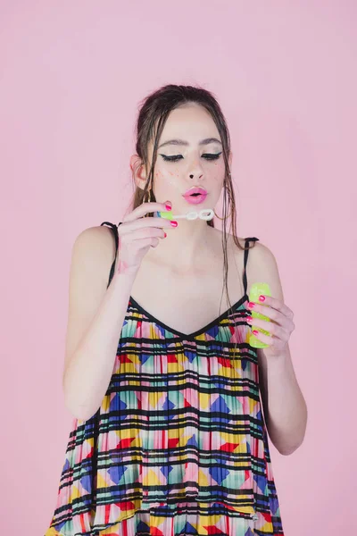 Kabarcık üfleyici el moda modeli.