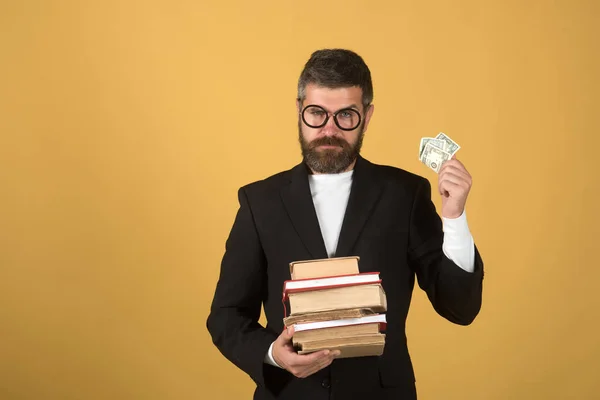 Profesör katı yüz ifadesi ile. Öğretmen yığın kitap tutar — Stok fotoğraf