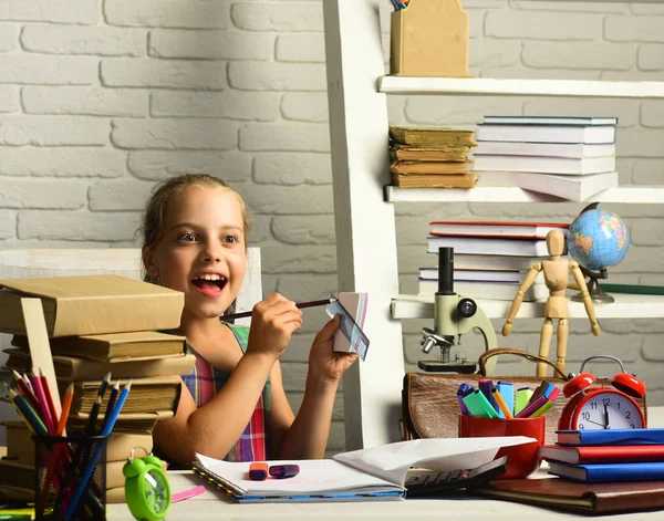 Geri okul kavramı. Saatler ve renkli ileti örneği ile kız