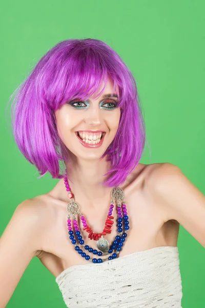 Το κορίτσι που χαμογελά με φωτεινά τεχνητά μαλλιά σε έθνικ κοσμήματα. — Φωτογραφία Αρχείου