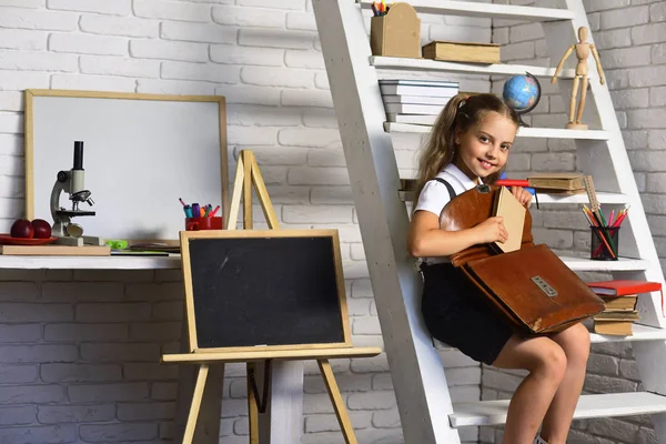 Kindheit und zurück zum Schulkonzept. Kind in der Nähe der Tafel — Stockfoto