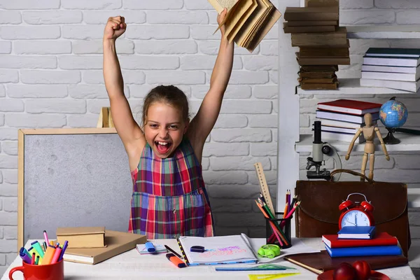 De volta ao conceito de escola. Material escolar e infantil — Fotografia de Stock