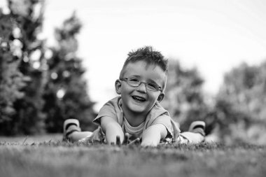 çimenlerin üzerinde bardaklarda erkek bebek