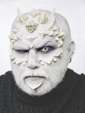 Papatyanın yüz ve korkunç gözlü canavar