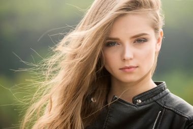 Moda model arka plan bulanık üzerinde.