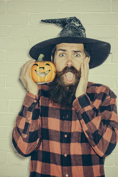 Cadılar Bayramı Balkabağı beyaz tuğla duvar adamla