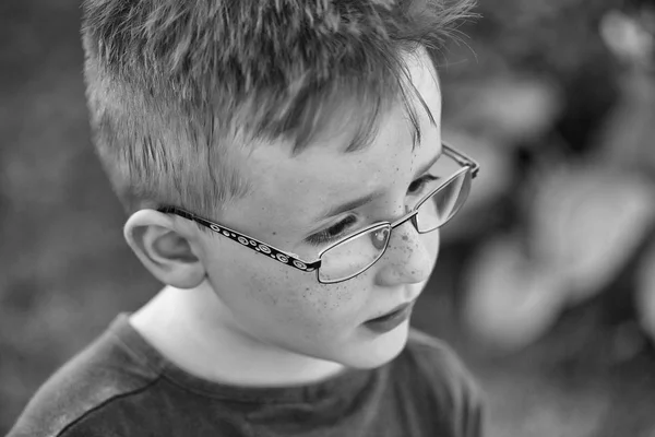 Bambino in occhiali da vista — Foto Stock