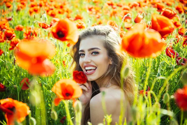 güzel kadın veya haşhaş tohumu alanındaki mutlu kız