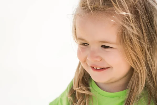 Jongen kindje met schattige gelukkig lachend gezicht — Stockfoto