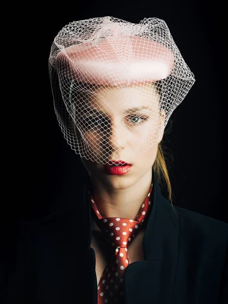 Kravat boynunda kırmızı noktalar ile kız