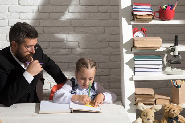 Klassenzimmer und häusliche Erziehung. Mann und Kind — Stockfoto