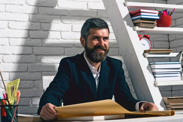 Sınıf öğretmeni ve okul malzemeleri. Sakallı