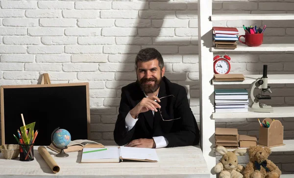 Concepto de educación y conocimiento escolar. Hombre con barba —  Fotos de Stock