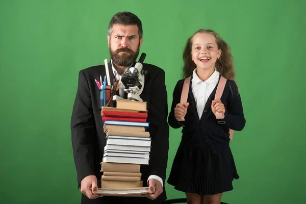 Kind en vader houd stapel boeken met schoolbenodigdheden — Stockfoto