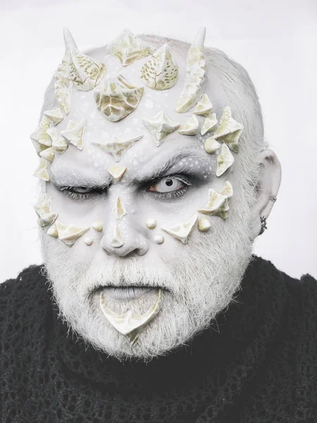 Papatyanın yüz ve korkunç gözlü canavar