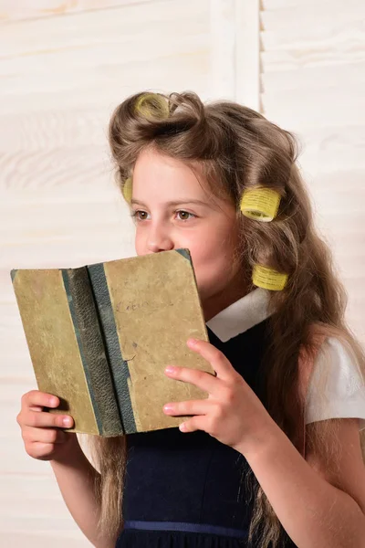 Pequeño bebé con libro . — Foto de Stock