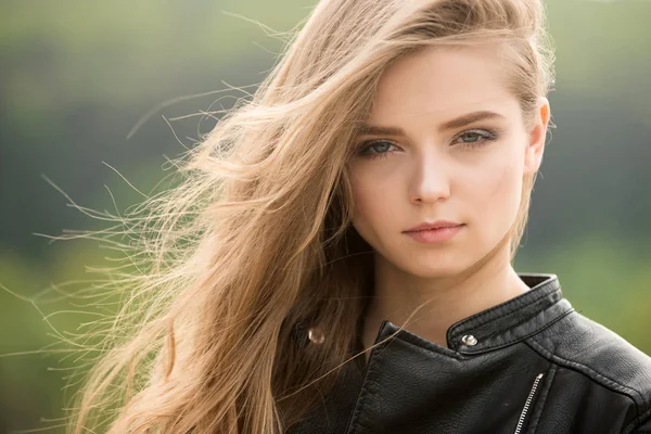 Moda model arka plan bulanık üzerinde.