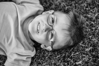 çimenlerin üzerinde bardaklarda saçlı erkek bebek