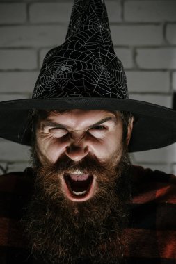 Korkunç cadı şapka yüzüne adamla Cadılar Bayramı