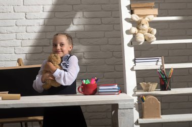 Beyaz tuğla duvar arka plan üzerinde sınıfta çocuk