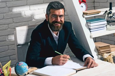 Beyaz tuğla duvar arka plan üzerinde sakallı