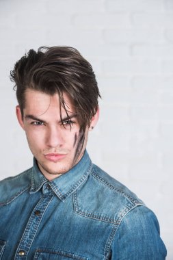 Adam kirli yüzü ile