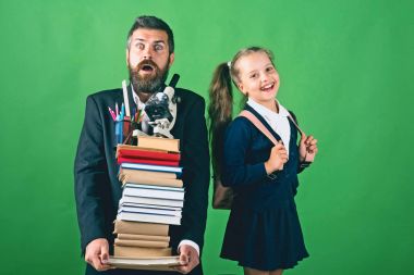 Ev okul ve okul kavramı dön. Baba ve kız öğrenci