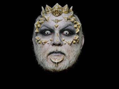 Canavar yüz beyaz göz korkutucu bakışla