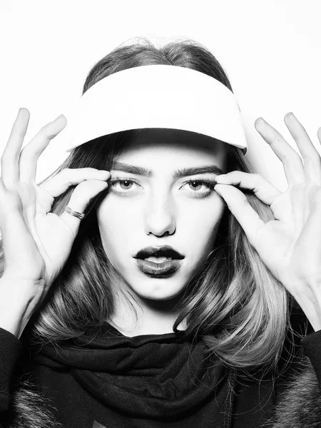 modeli veya spor şapkalı uzun saçlı kadın