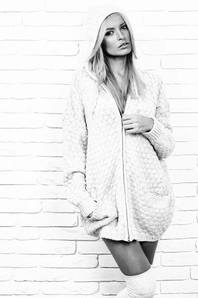 Kız kazaklı tuğla duvar