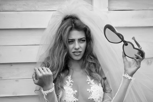 Gelin peçe gözlüklü kadın