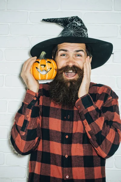 Cadılar Bayramı hipster Sihirbazı şapkayla gülümseyen sakallı