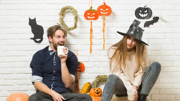 Halloween vacanza simboli tradizionali sul muro di mattoni bianchi — Foto Stock