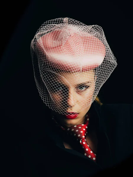 Peçe ile pembe şapka giyen kadın