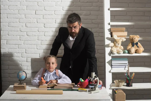 Aile ile okul Masası tarafından sağlar. Kız ve babası