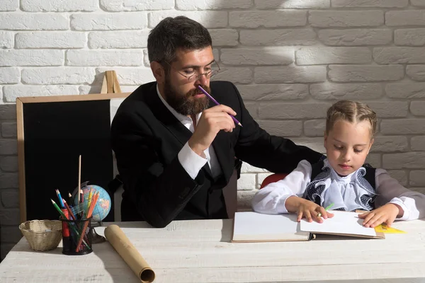 Kız öğrenci ve ciddi yüzü olan onun öğretmen not defterinde yazmak