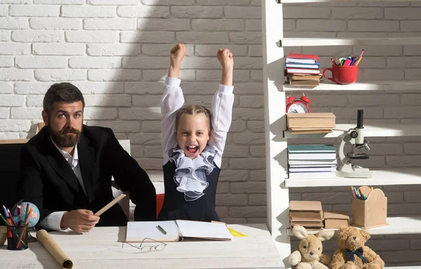 Kız ve sakallı adam beyaz tuğla zemin üzerine sınıfta