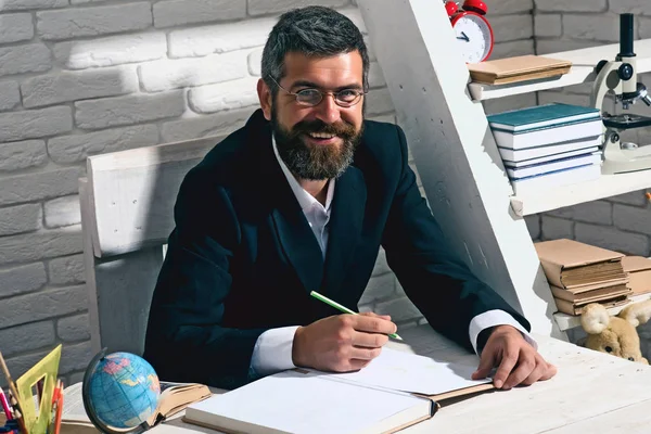 Beyaz tuğla duvar arka plan üzerinde sakallı