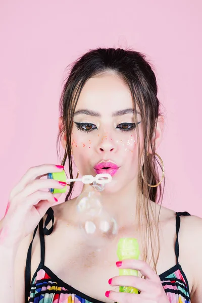 Kadın pembe balon ile oynamak.